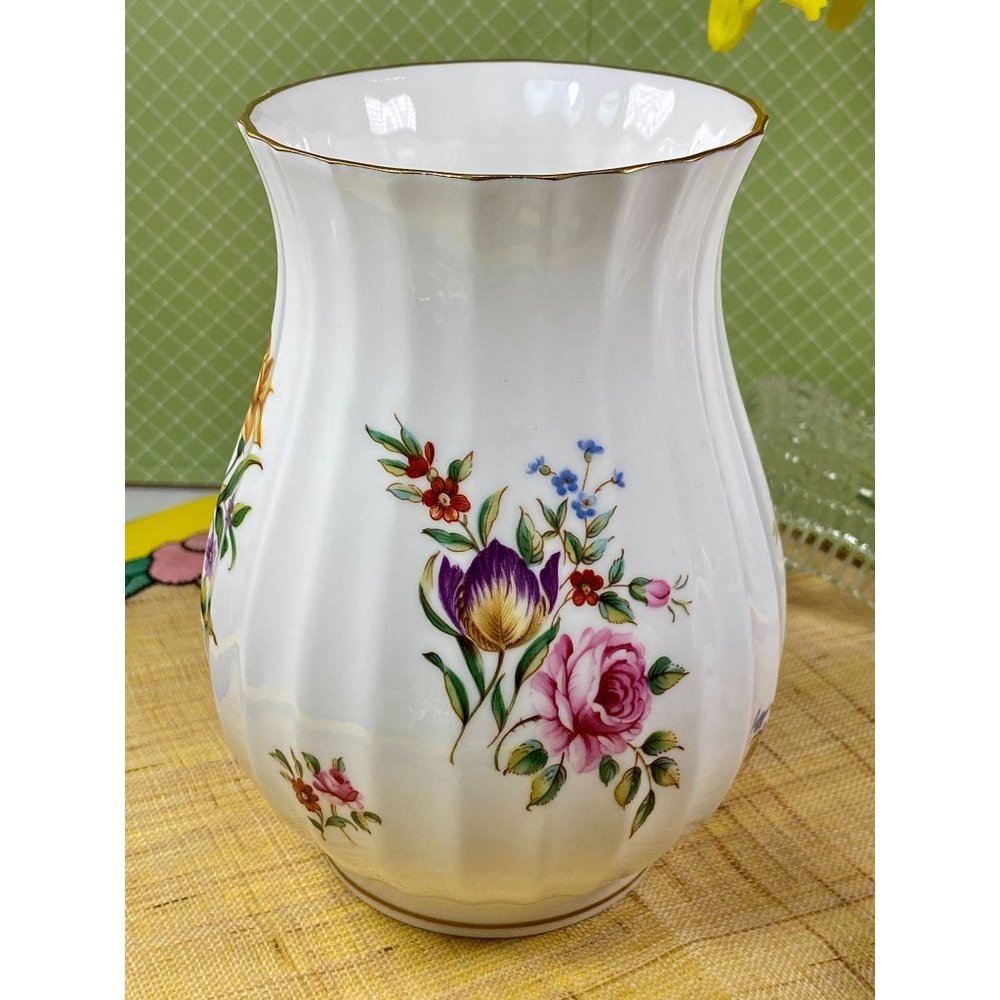 SOLD*** Royal Worcester vase England Bone China Floral, 5 3/4” High - Picture 10 of 16